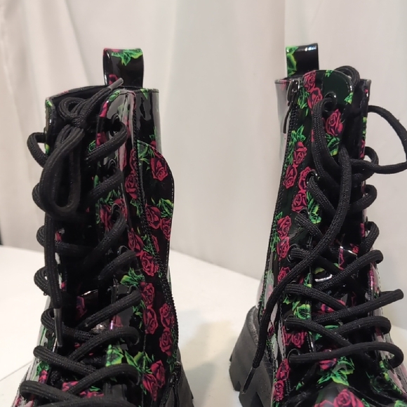 Betsey Johnson Black Johnny Tin Can Rose Combat Boots 3" Heels Size 10 - Picture 2 of 9